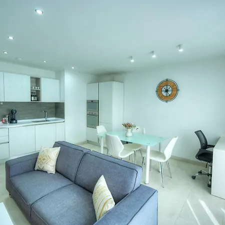 Seafront Bright & Spacious 2 Bedroom, Balcony, Kdeg1-1 סליאמה