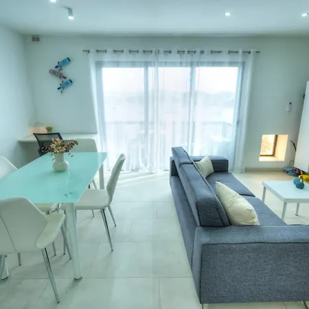Seafront Bright & Spacious 2 Bedroom, Balcony, Kdeg1-1 * Sliema