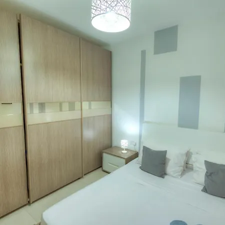 Apartment Seafront Bright & Spacious 2 Bedroom, Balcony, Kdeg1-1