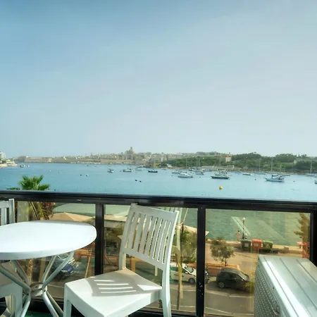Seafront Bright & Spacious 2 Bedroom, Balcony, Kdeg1-1 Apartment Sliema