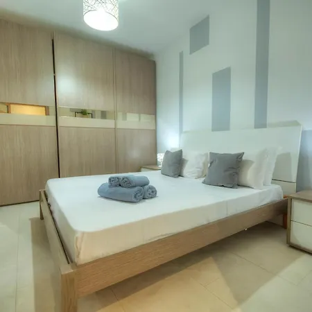 Seafront Bright & Spacious 2 Bedroom, Balcony, Kdeg1-1 * Sliema