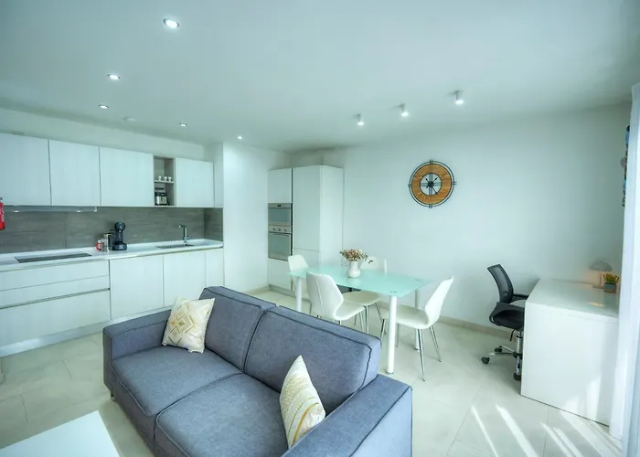 Seafront Bright & Spacious 2 Bedroom, Balcony, Kdeg1-1 Σλιέμα