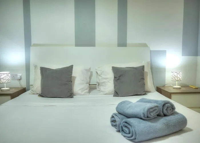 Apartment Seafront Bright & Spacious 2 Bedroom, Balcony, Kdeg1-1