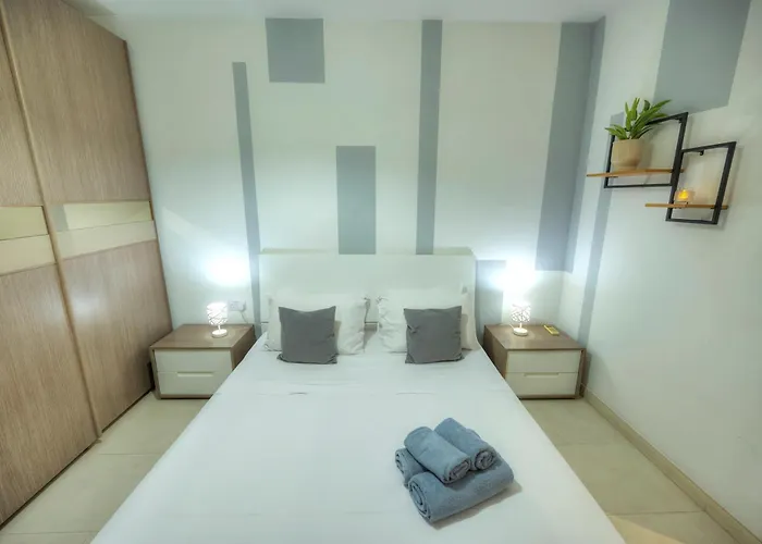 Seafront Bright & Spacious 2 Bedroom, Balcony, Kdeg1-1 Σλιέμα