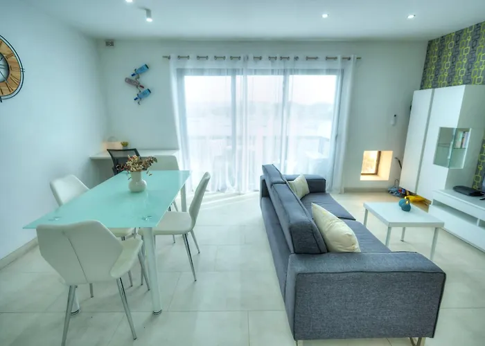 Seafront Bright & Spacious 2 Bedroom, Balcony, Kdeg1-1 * Σλιέμα