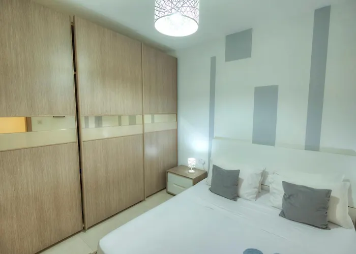 Apartment Seafront Bright & Spacious 2 Bedroom, Balcony, Kdeg1-1