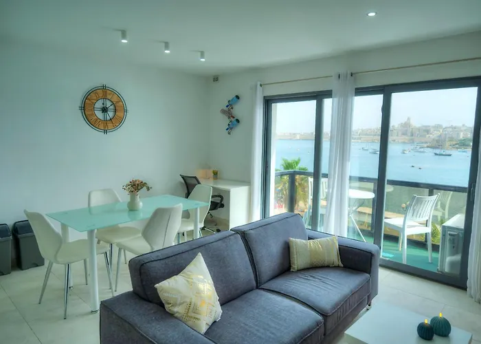 Seafront Bright & Spacious 2 Bedroom, Balcony, Kdeg1-1 *