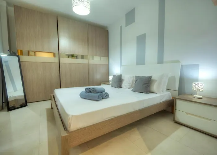 Seafront Bright & Spacious 2 Bedroom, Balcony, Kdeg1-1 * Σλιέμα