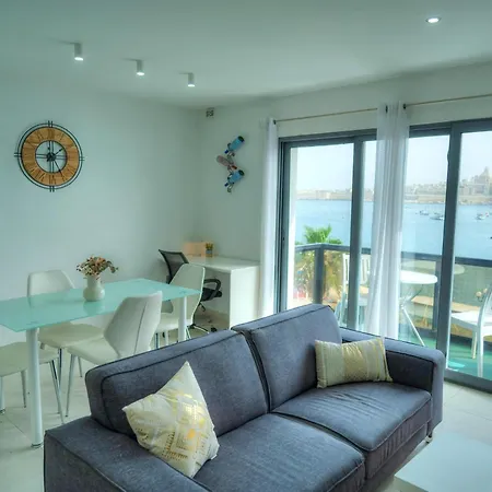 Seafront Bright & Spacious 2 Bedroom, Balcony, Kdeg1-1 *